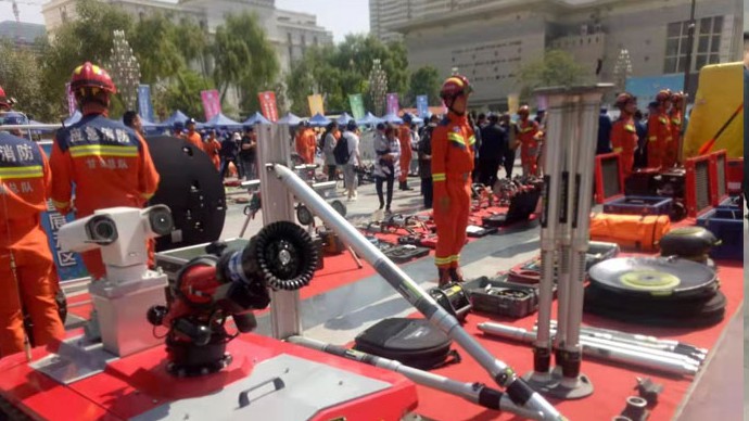 我公司技術(shù)人員在蘭州市消防特勤大隊為消防官兵現(xiàn)場顯示、培訓(xùn)我公司所供設(shè)備