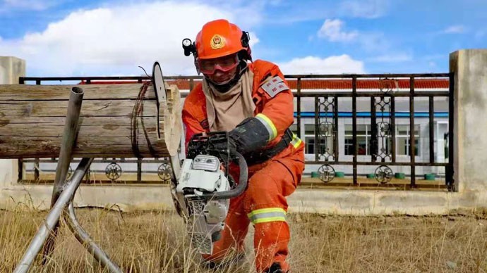 我公司技術(shù)人員在蘭州市消防特勤大隊為消防官兵現(xiàn)場顯示、培訓(xùn)我公司所供設(shè)備