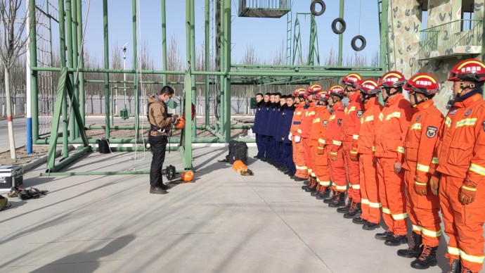 走進消防基層，開展裝備學習